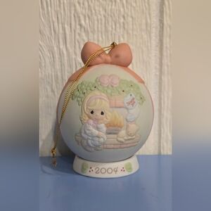 GUC Precious Moments 2004 Christmas Ornament Ball